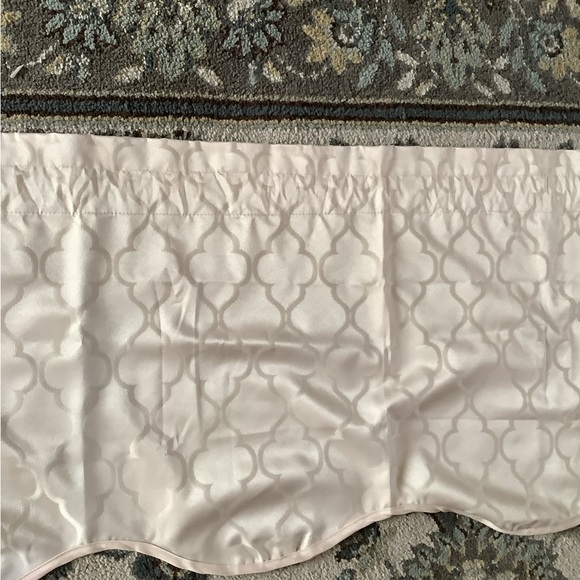 Valance, beige with designs on it it’s in good condition. The back is fa… - Picture 6 of 8